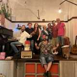 Si tratta quindi di vere e proprie gare, con tanto di regolamento stilato dalla Lips (Lega italiana poetry slam), la quale si avvale di vari coordinamenti regionali, tra cui SlammalS, collettivo di poeti che copre i territori di Puglia, Calabria e Basilicata